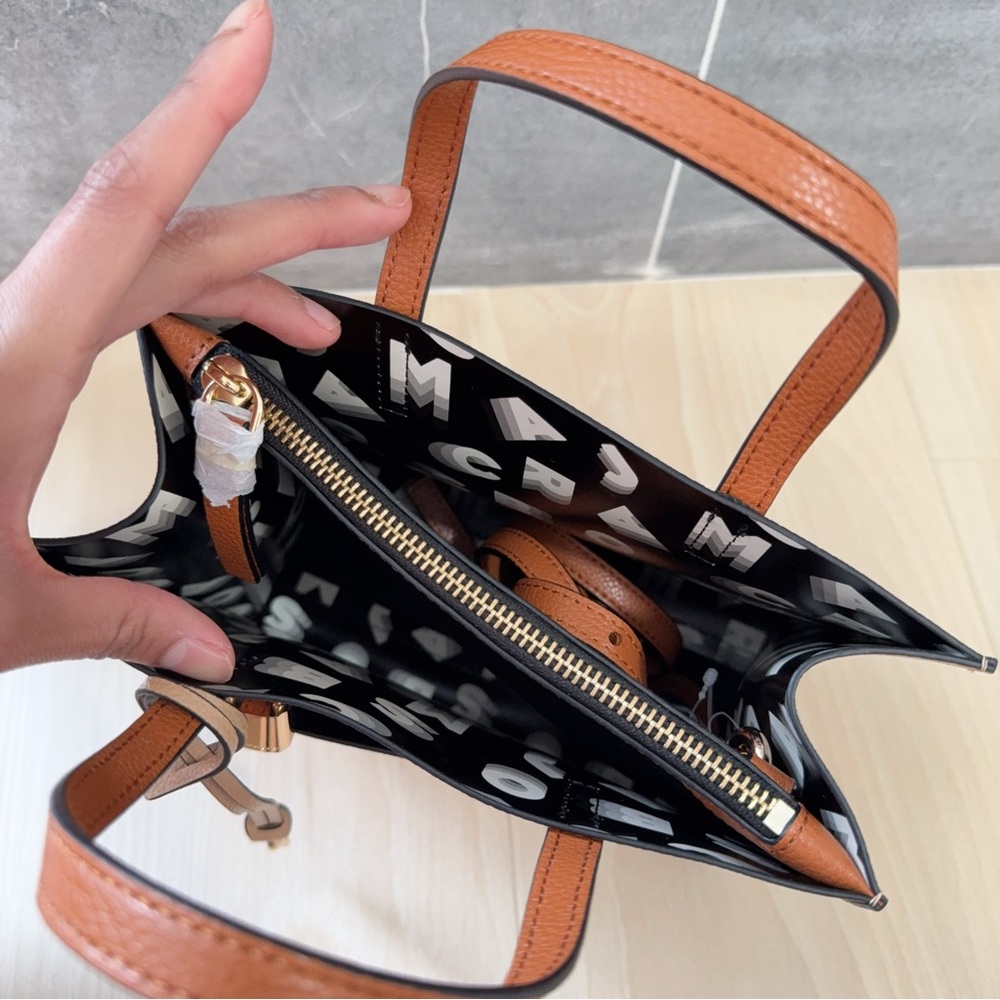 MARC JACOBS Grind Mini Leather Tote in Split Colors - Picture 6 of 7